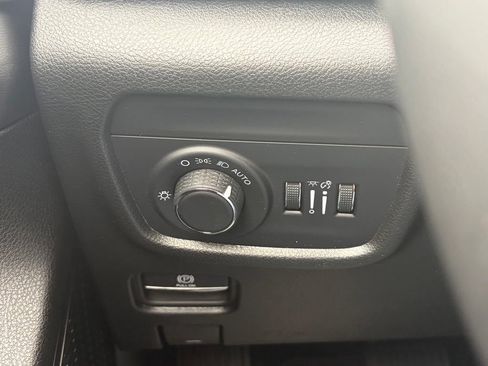 Used 2025 Jeep Grand Cherokee Altitude RWD image 45