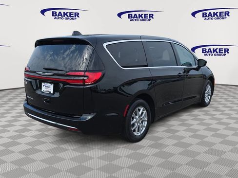 Used 2025 Chrysler Pacifica Select FWD image 5