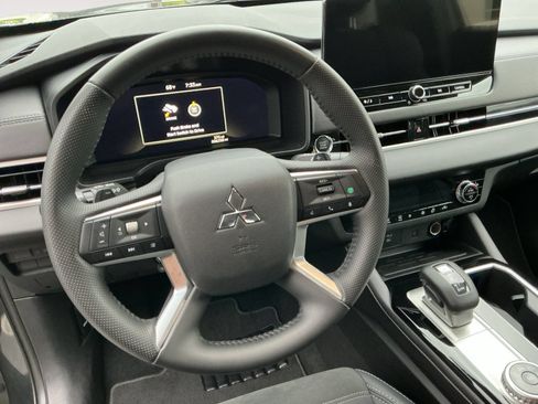 Used 2025 Mitsubishi Outlander SE FWD image 12