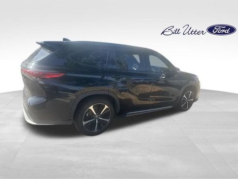 Used 2022 Toyota Highlander XSE FWD image 4