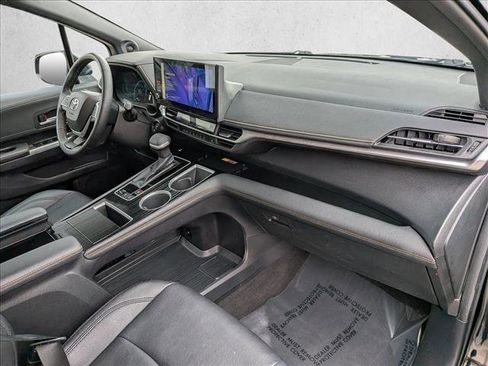 Used 2025 Toyota Sienna XLE Woodland Edition image 25