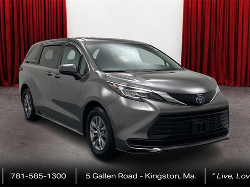 Certified 2023 Toyota Sienna LE image 3