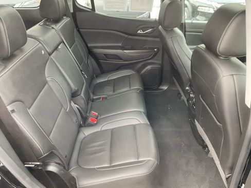 Used 2023 GMC Acadia SLT w/ Preferred Package image 20