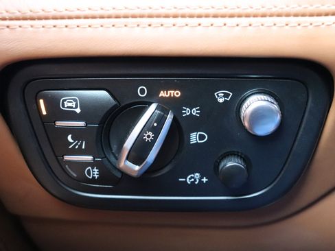 Used 2017 Bentley Bentayga image 55