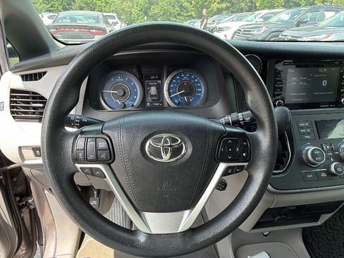 Used 2020 Toyota Sienna LE FWD image 25