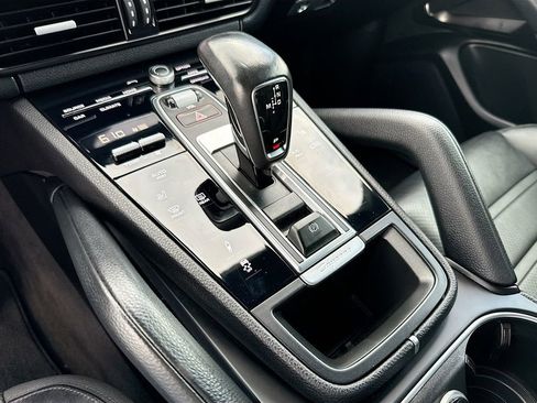 Used 2022 Porsche Cayenne Platinum Edition image 17