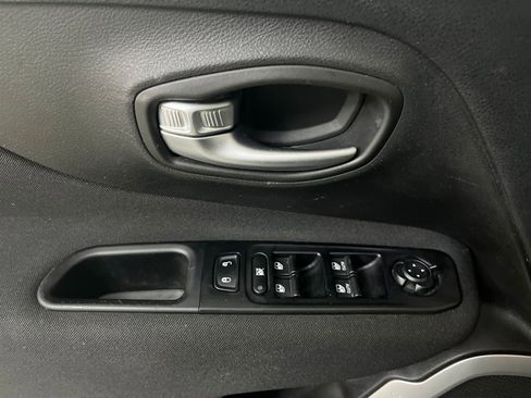 Used 2019 Jeep Renegade Latitude w/ Cold Weather Group image 55