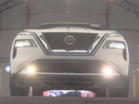 Used 2021 Nissan Rogue Platinum FWD image 2