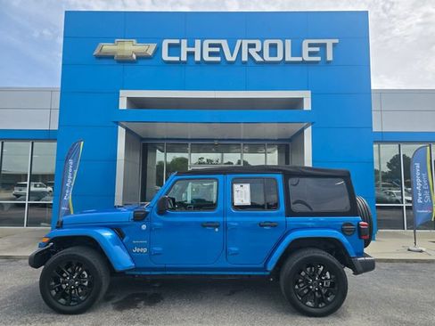 Used 2024 Jeep Wrangler Unlimited Sahara w/ Technology Group AWD/4WD image 2