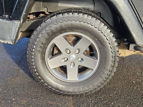 Used 2013 Jeep Wrangler Unlimited Freedom Edition image 9