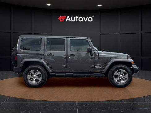 Used 2017 Jeep Wrangler Unlimited Sahara w/ Connectivity Group AWD/4WD image 6