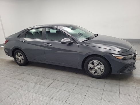 Used 2025 Hyundai Elantra SE FWD image 11