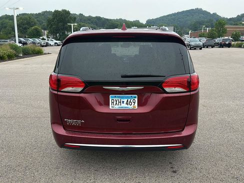 Used 2018 Chrysler Pacifica Touring-L w/ Advanced Safetytec Group FWD image 4