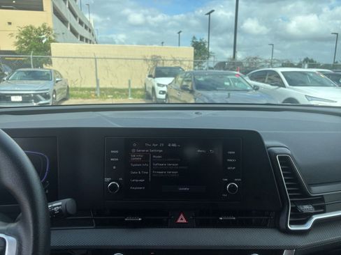 Used 2025 Kia Sportage LX image 17