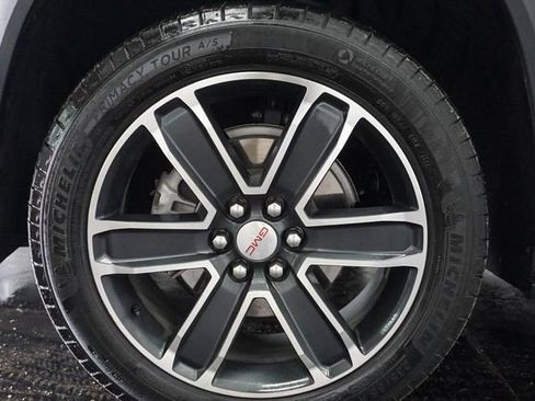Used 2023 GMC Acadia SLT w/ Technology Package FWD image 4
