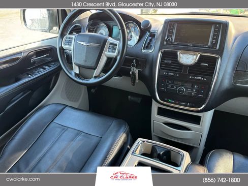 Used 2016 Chrysler Town & Country Touring image 12