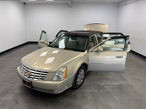 Used 2008 Cadillac DTS w/ Sun And Sound Package FWD image 27
