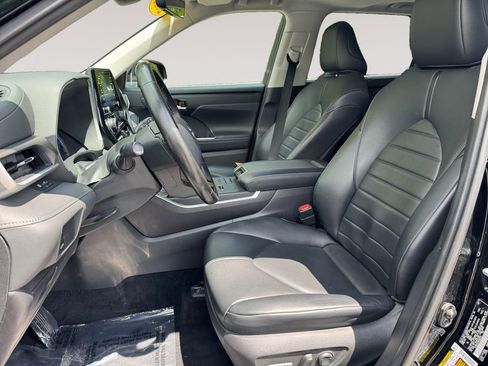 Used 2021 Toyota Highlander XLE AWD/4WD image 9