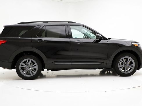 Used 2022 Ford Explorer XLT w/ Equipment Group 202A image 2