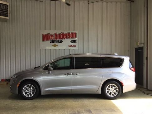 Used 2021 Chrysler Pacifica Touring-L FWD image 2