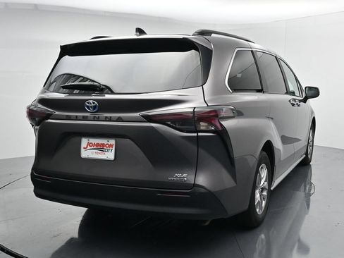 Used 2024 Toyota Sienna XLE FWD image 6
