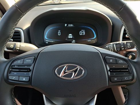 Certified 2025 Hyundai Venue SEL FWD image 19