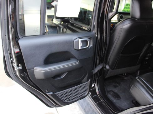 Used 2018 Jeep Wrangler Unlimited Sahara image 22