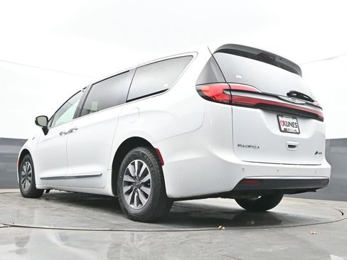 Used 2023 Chrysler Pacifica Limited FWD image 49