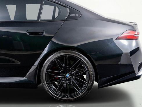 Used 2025 BMW M5 w/ Executive Package image 18