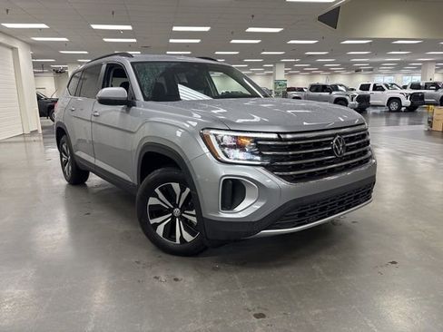 Used 2024 Volkswagen Atlas SE image 2