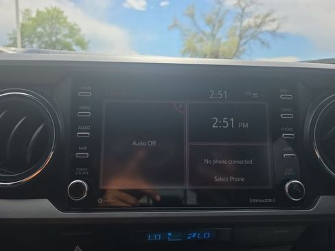 Used 2022 Toyota Tacoma TRD Off-Road w/ Technology Package AWD/4WD image 19
