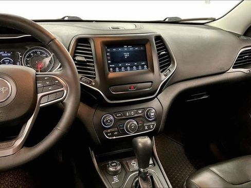 Used 2019 Jeep Cherokee Latitude Plus w/ Cold Weather Group AWD/4WD image 7