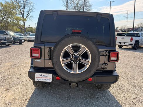 Used 2018 Jeep Wrangler Unlimited Sahara AWD/4WD image 4