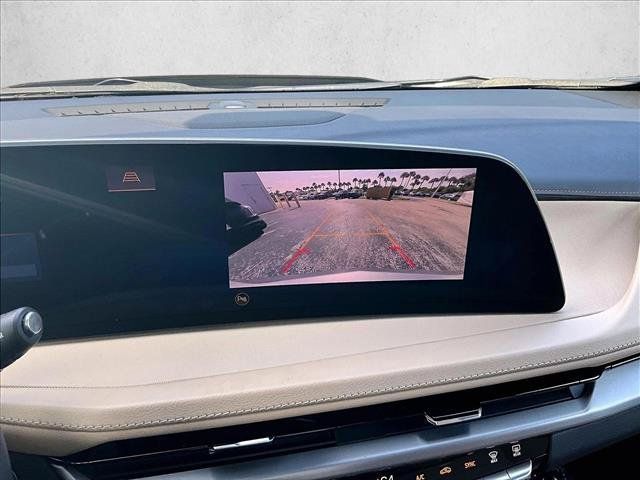 Used 2024 Cadillac XT4 Luxury w/ Cold Weather Package FWD image 23