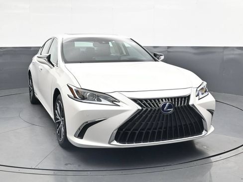 Used 2022 Lexus ES 300h w/ Premium Package FWD image 2
