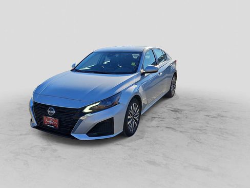 Used 2023 Nissan Altima 2.5 SV image 4