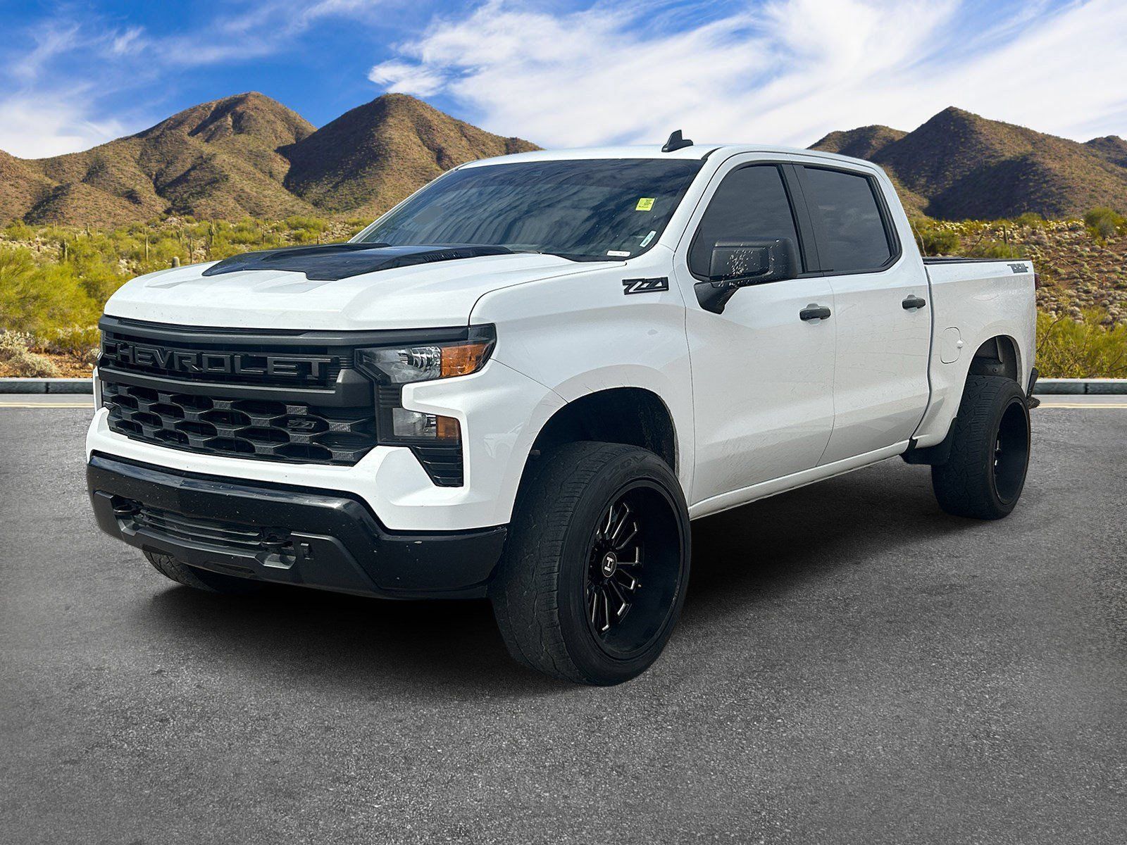Used 2024 Chevrolet Silverado 1500 Custom Trail Boss w/ Dark Appearance Package AWD/4WD image 2