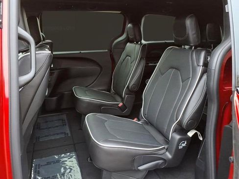 New 2026 Chrysler Pacifica Limited w/ Uconnect Theater Family Group image 6