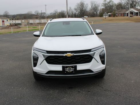 Used 2025 Chevrolet Trax LT w/ LT Convenience Package image 3