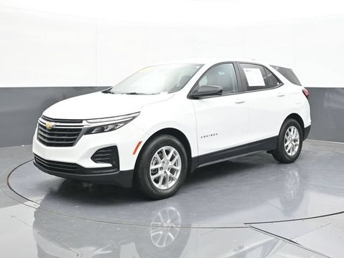 Used 2024 Chevrolet Equinox LS w/ LS Convenience Package FWD image 4