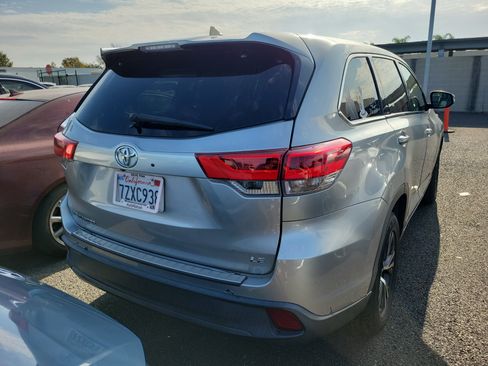 Used 2017 Toyota Highlander Plus FWD image 5