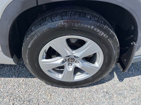 Used 2020 Toyota Highlander LE AWD/4WD image 11