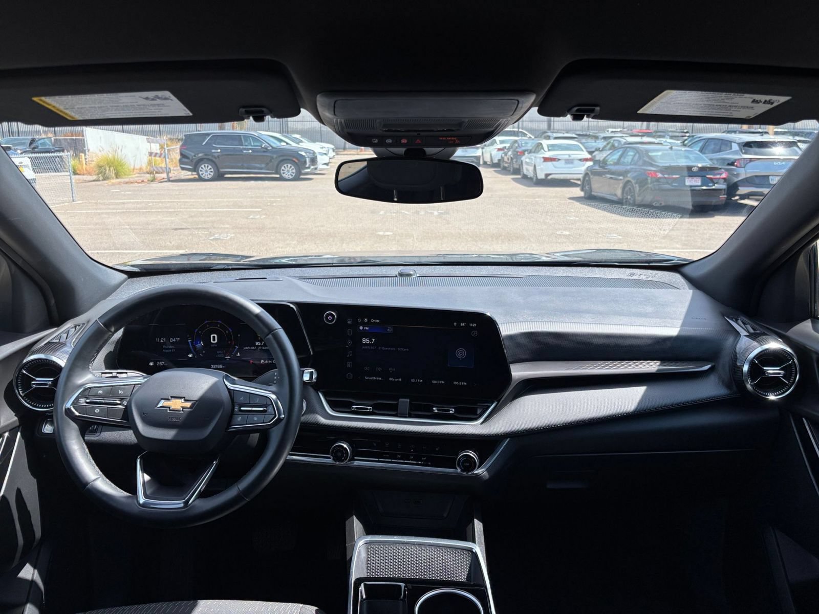 Used 2025 Chevrolet Equinox LT FWD image 33