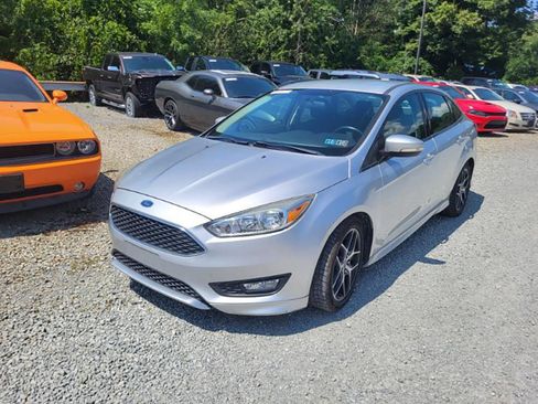 Used 2016 Ford Focus SE w/ SE Sport Package FWD image 1