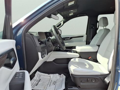 Used 2025 Chevrolet Tahoe Premier AWD/4WD image 18