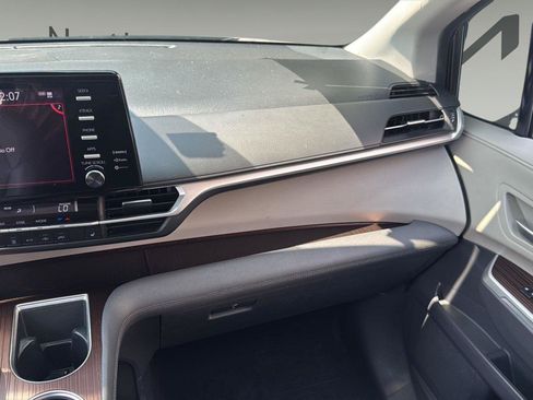 Used 2023 Toyota Sienna XLE FWD image 16