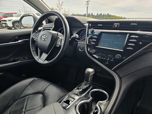 Used 2018 Toyota Camry XLE FWD image 12