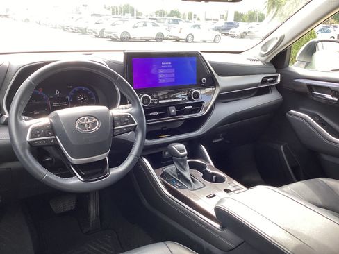 Used 2023 Toyota Highlander Limited FWD image 15