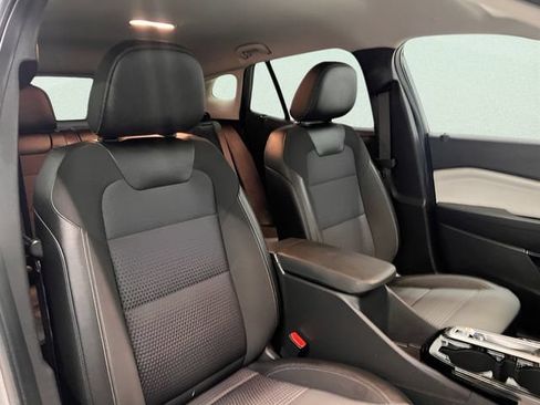 Certified 2025 Chevrolet Trax LT FWD image 13
