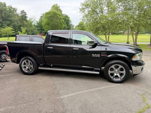 Used 2018 RAM 1500 Laramie w/ Convenience Group AWD/4WD image 9